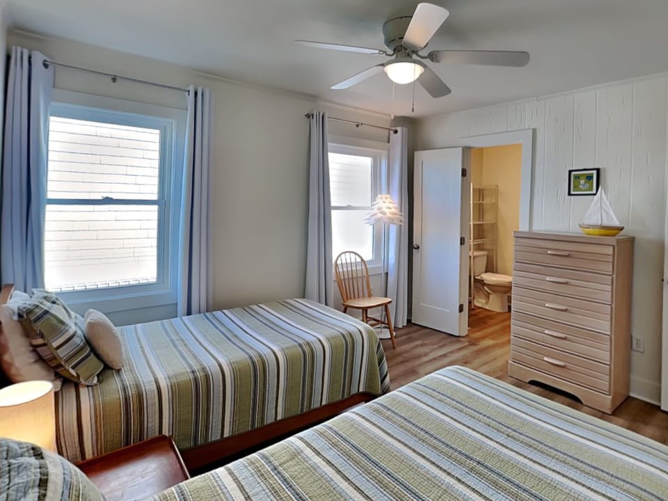 Fourth Bedroom - Two Twin Beds, J&J Bathroom Access