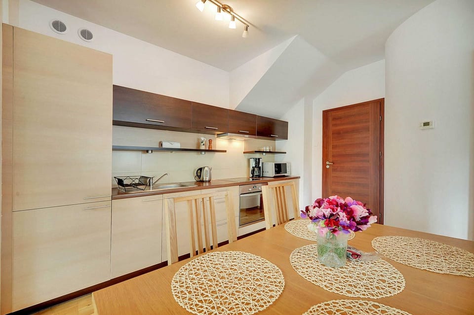 Fully equipped kitchenette. 