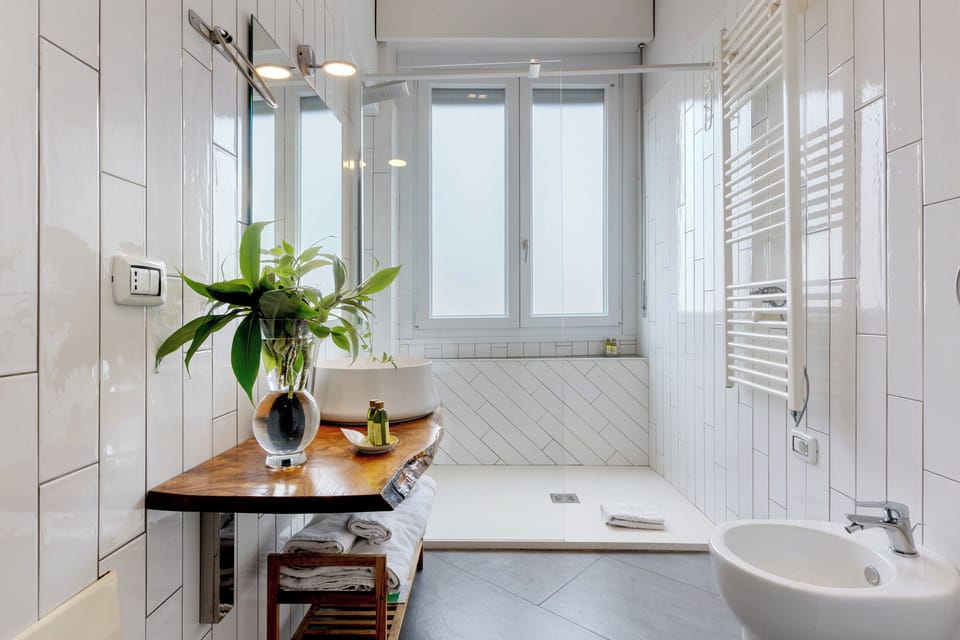 Superior Double Room | Bathroom | Shower, hydromassage showerhead, free toiletries, hair dryer
