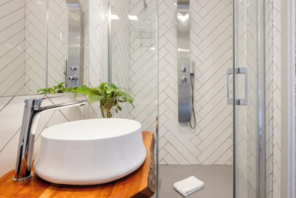 Deluxe Double Room | Bathroom | Shower, hydromassage showerhead, free toiletries, hair dryer