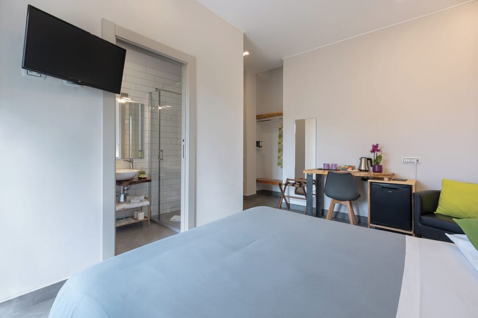Double Room | In-room safe, desk, laptop workspace, free WiFi