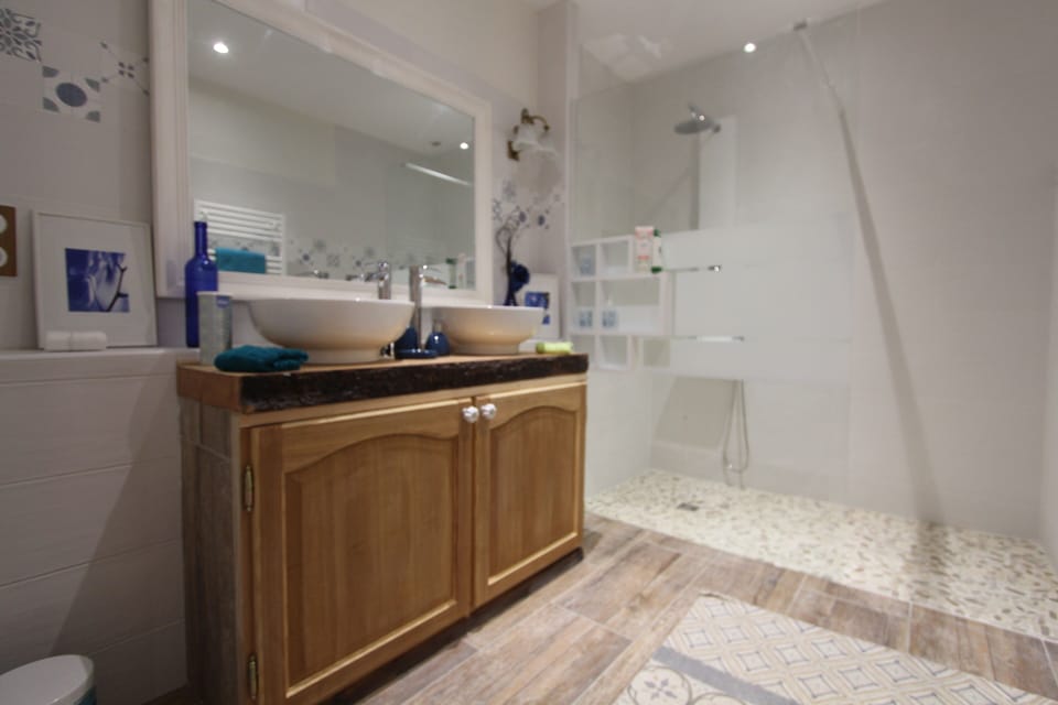 Comfort Suite, Non Smoking, Refrigerator & Microwave (Orientale) | Bathroom shower