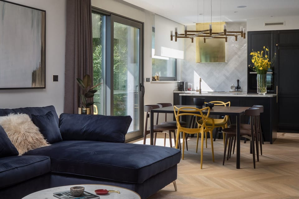 Deluxe Apartment | Living area | 1208-cm flat-screen TV with satellite channels, TV