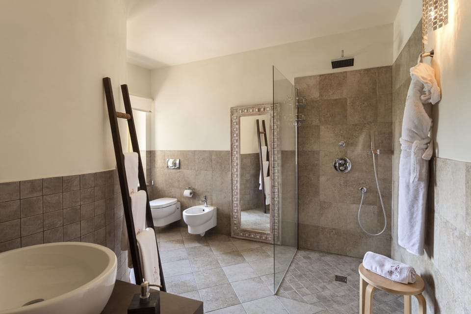 Classic Double Room Single Use | Bathroom | Free toiletries, hair dryer, slippers, bidet