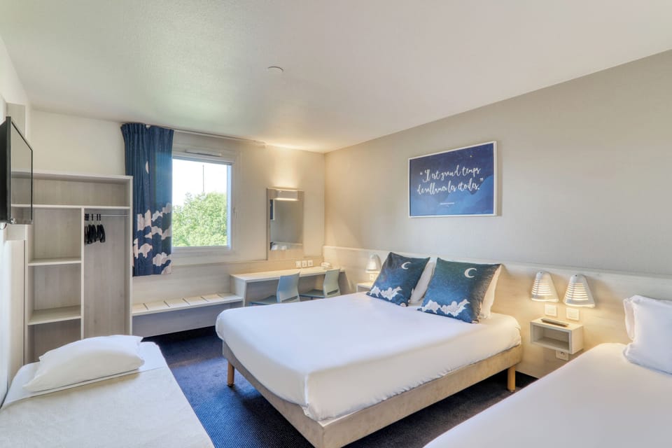 Quadruple Room | Desk, soundproofing, iron/ironing board, bed sheets