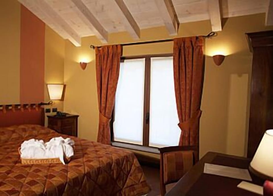 Premium bedding, down comforters, minibar, in-room safe