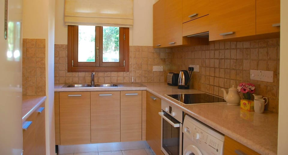 Apartment | Private kitchen | Coffee/tea maker, full-size fridge, microwave, oven