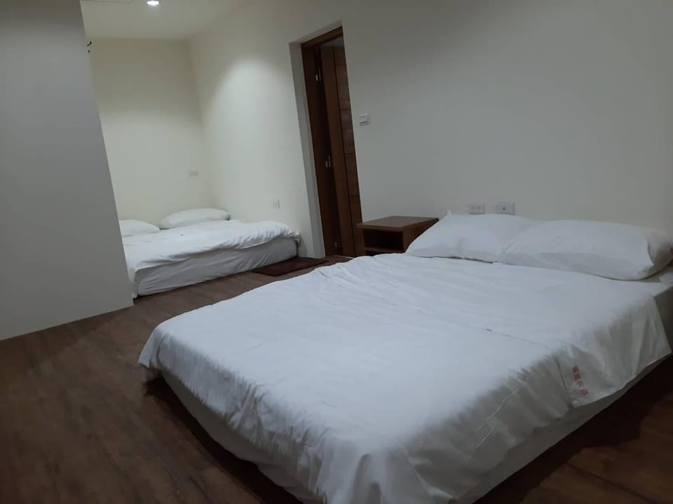 Blackout drapes, free WiFi, bed sheets