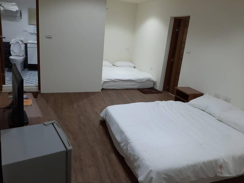 Blackout drapes, free WiFi, bed sheets