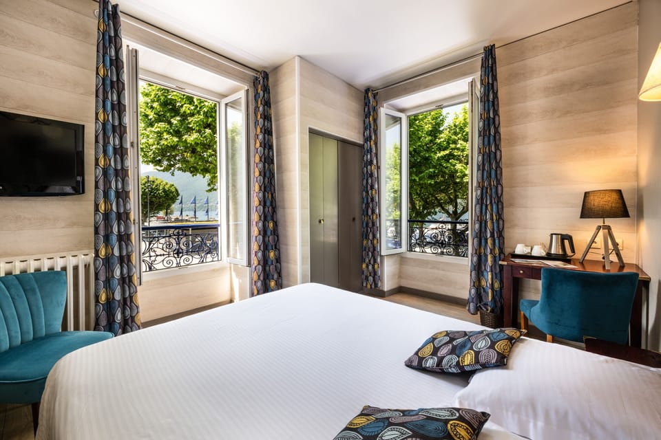 Superior Double Room | Premium bedding, desk, iron/ironing board, free WiFi
