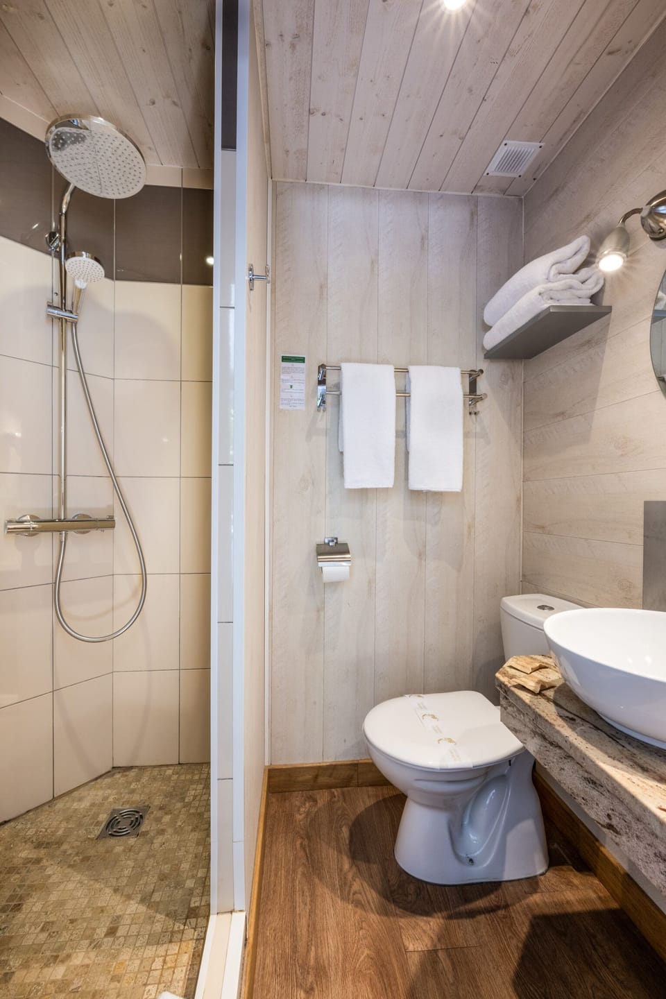 Superior Double Room | Bathroom | Shower, hair dryer, towels