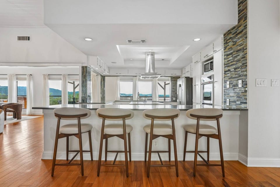 Seating for 4 by the kitchen counter