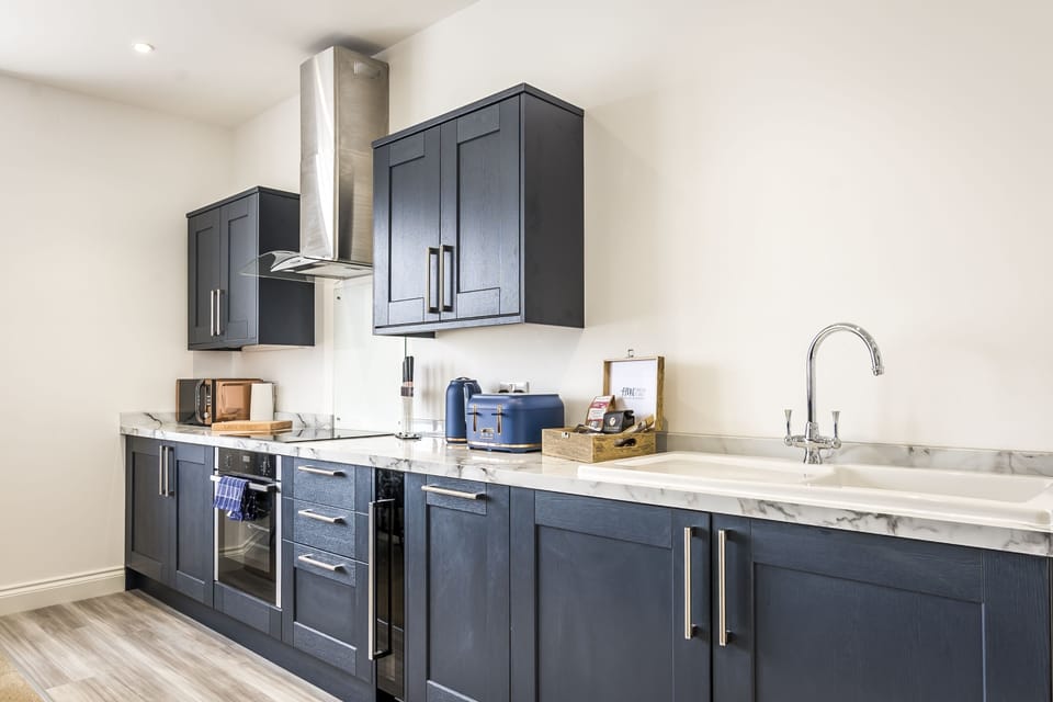Apartment (2 Bedrooms) | Private kitchen | Fridge, microwave, oven, stovetop