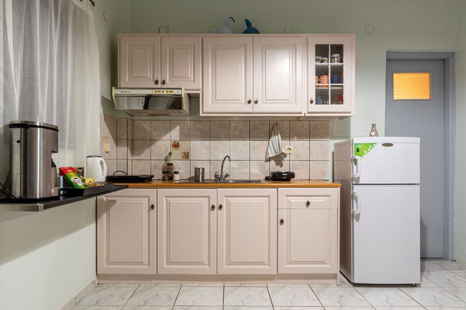 Apartment | Private kitchen | Full-size fridge, oven, stovetop, coffee/tea maker
