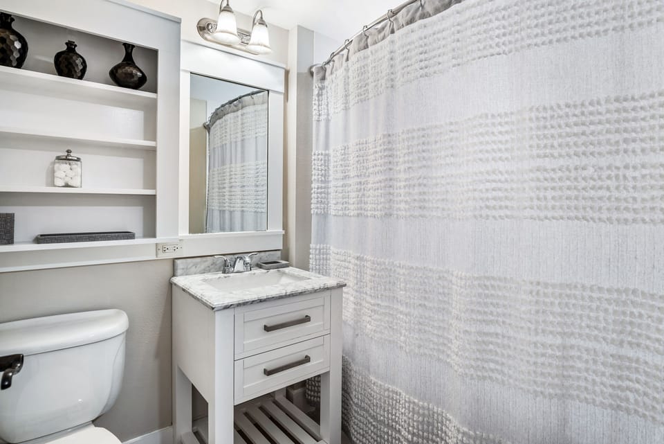 Full Bathroom with shower/bathtub combination