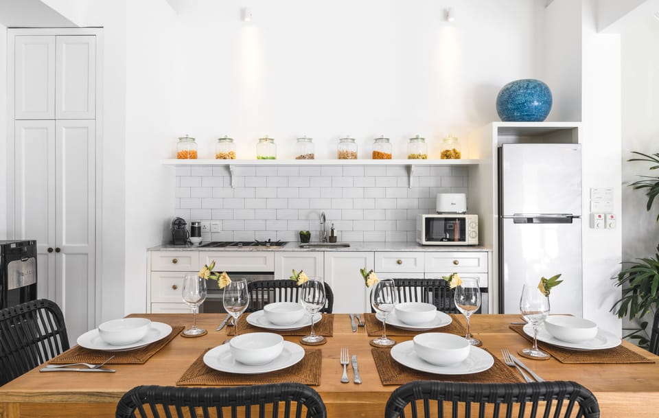 Comfort Villa, 3 Bedrooms | Private kitchenette | Fridge, microwave, oven, stovetop