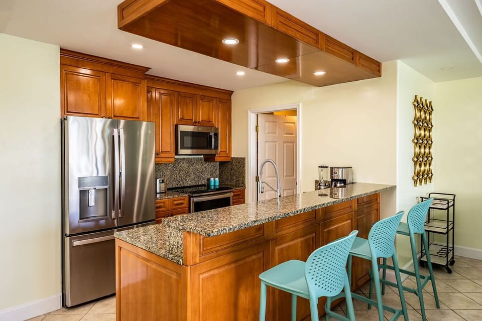 Full kitchen with breakfast counter