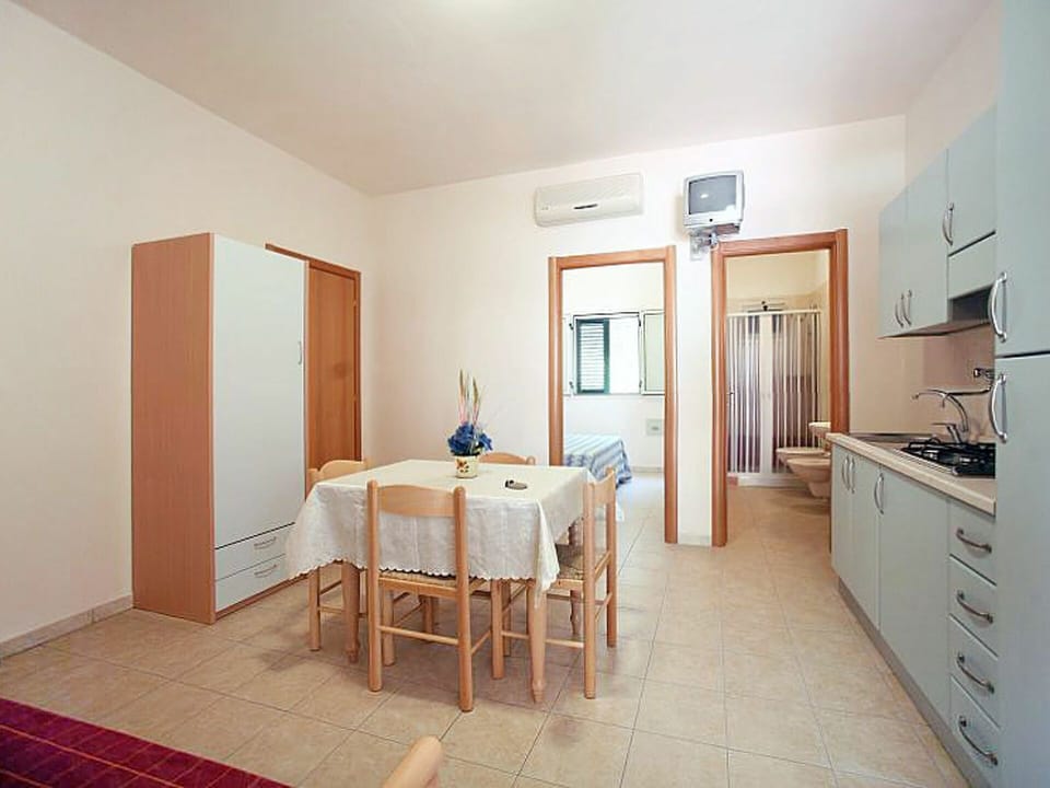Room, Property, Furniture, Building, Interior Design, Floor, House, Real Estate, Ceiling, Apartment