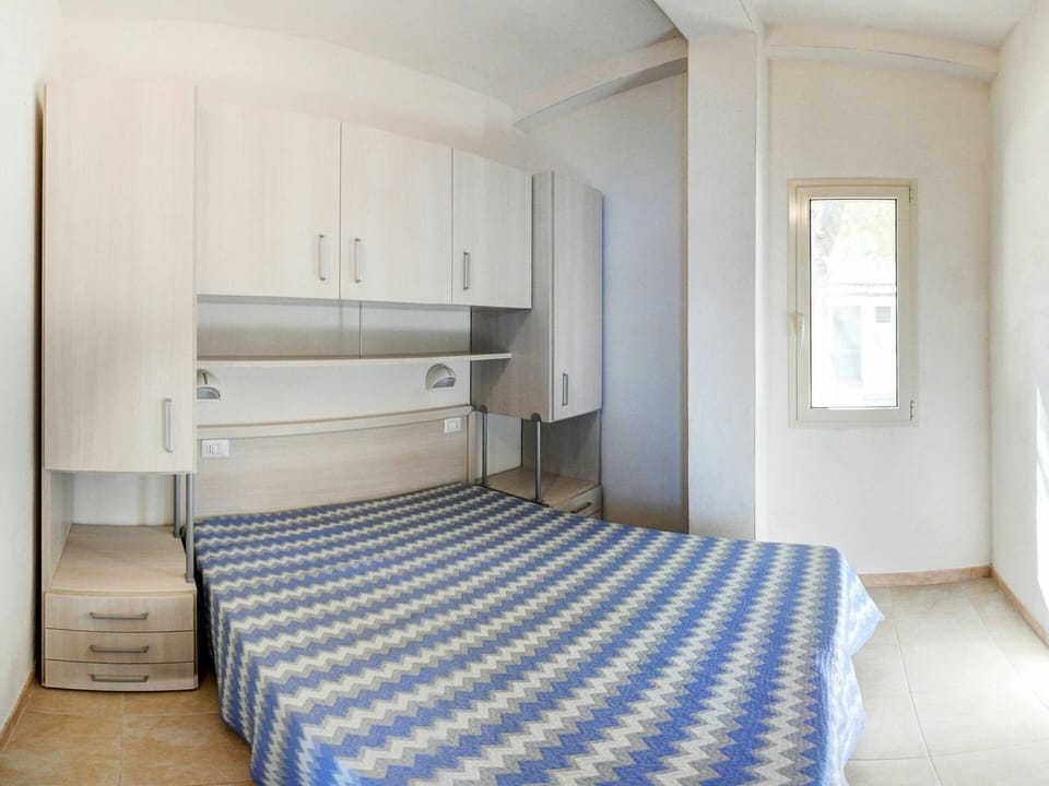 Bed, Bedroom, Furniture, Room, Property, Bed Sheet, Interior Design, Bed Frame, Building, Bedding