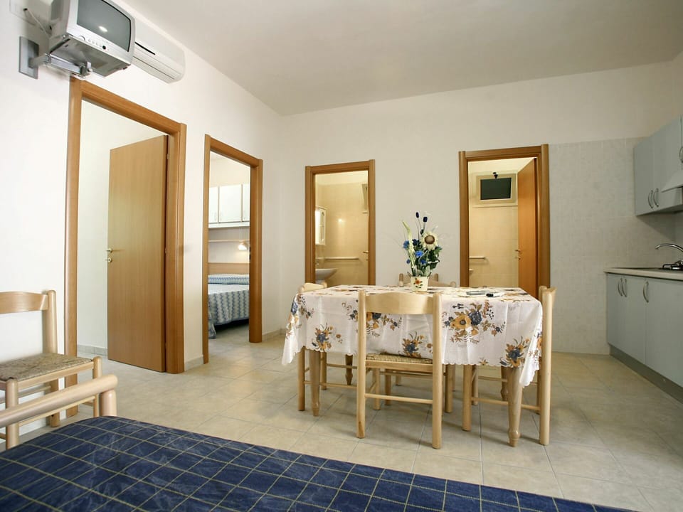 Room, Property, Furniture, Building, Interior Design, Floor, Ceiling, House, Real Estate, Table