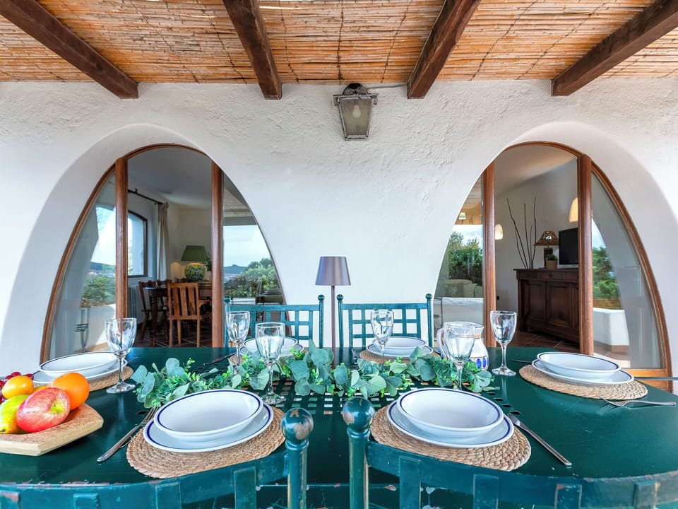 Furniture, Table, Interior Design, Chair, Kitchen & Dining Room Table, Dining Room, Restaurant, Houseplant, Linens, Tablecloth