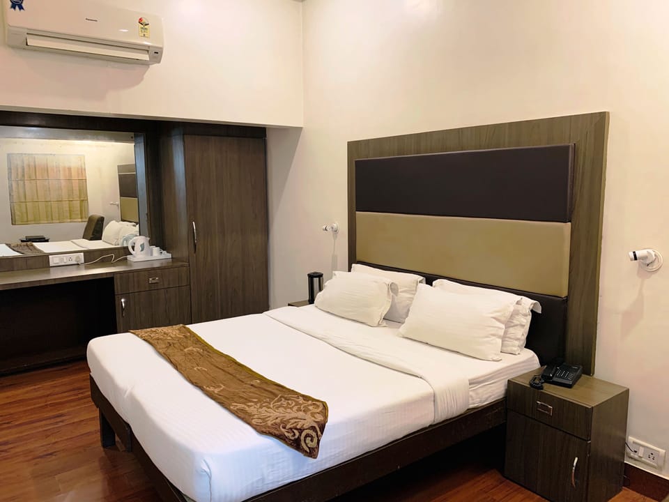 Premium bedding, in-room safe, desk, soundproofing