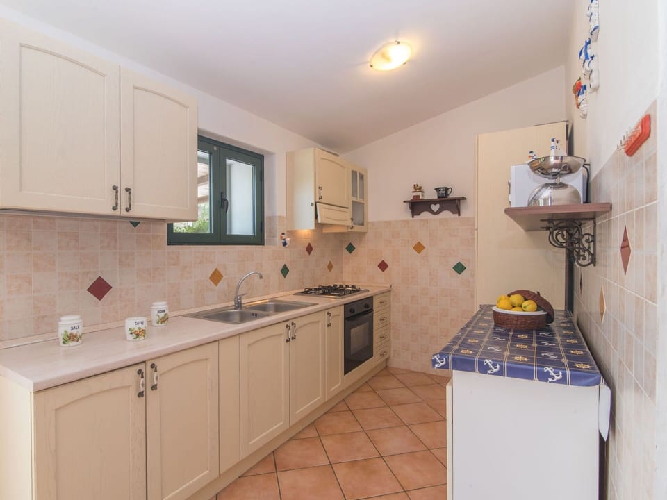 Cabinetry, Kitchen Sink, Countertop, Property, Tap, Sink, Plumbing Fixture, Kitchen Stove, Interior Design, Building