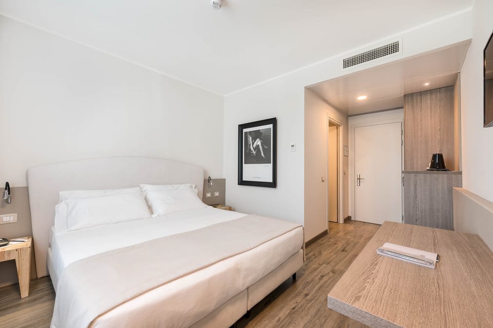 Premium bedding, in-room safe, individually decorated