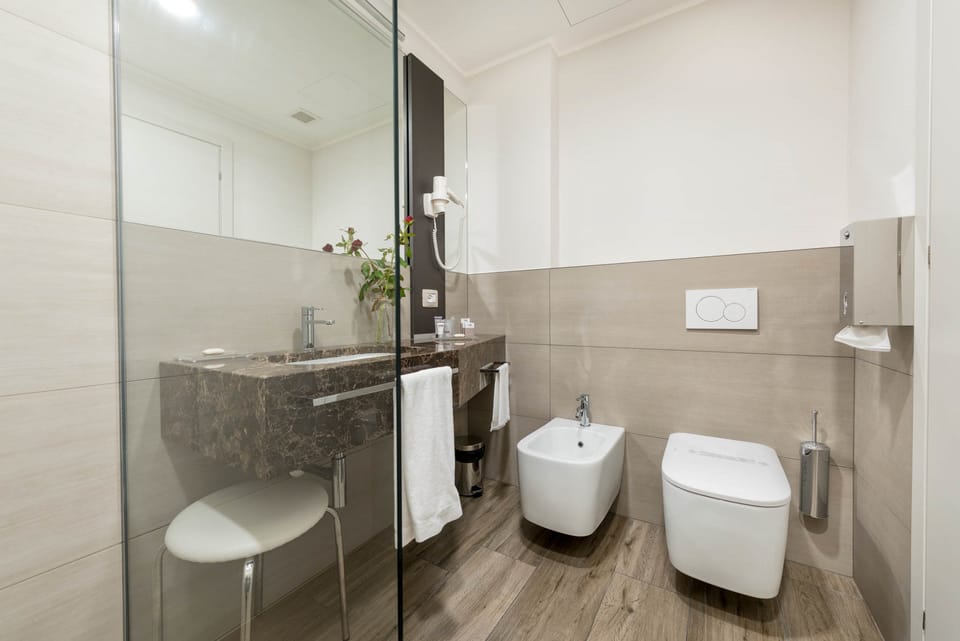 Superior Double Room | Bathroom | Shower, rainfall showerhead, free toiletries, hair dryer