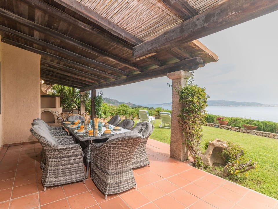 Plant, Property, Building, Sky, Wood, Shade, Outdoor Furniture, Flowerpot, Cottage, Eco Hotel