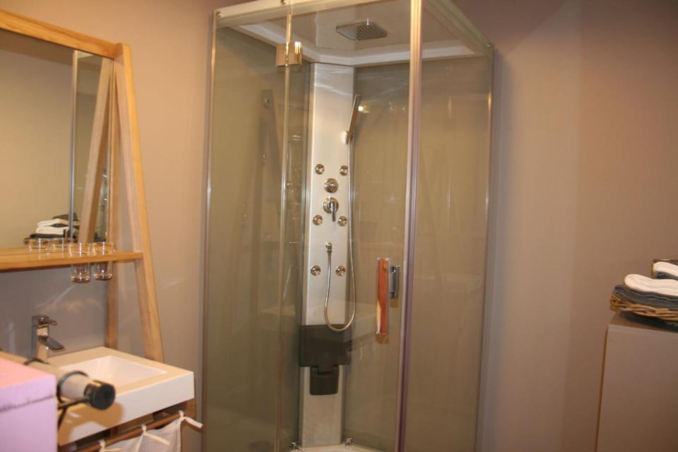 Shower, towels