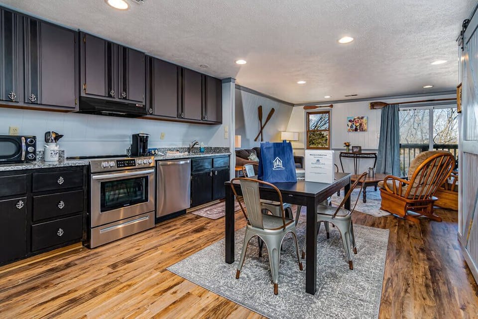 Incredible 3rd floor unit that faces the lake!