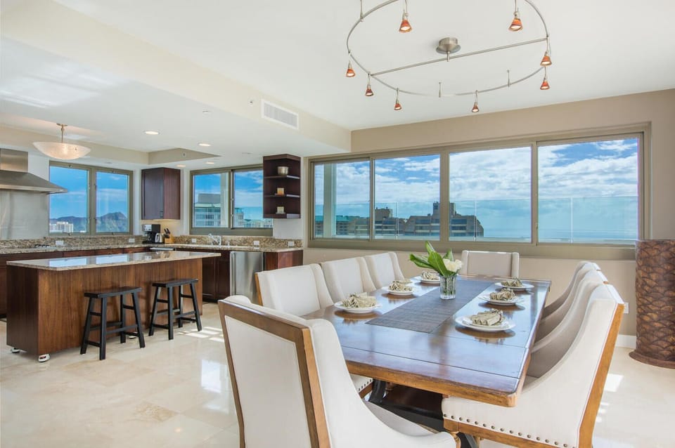 Luxurious Dining Area with Seatings for 8 - Luxurious Dining Area with Seatings for 8