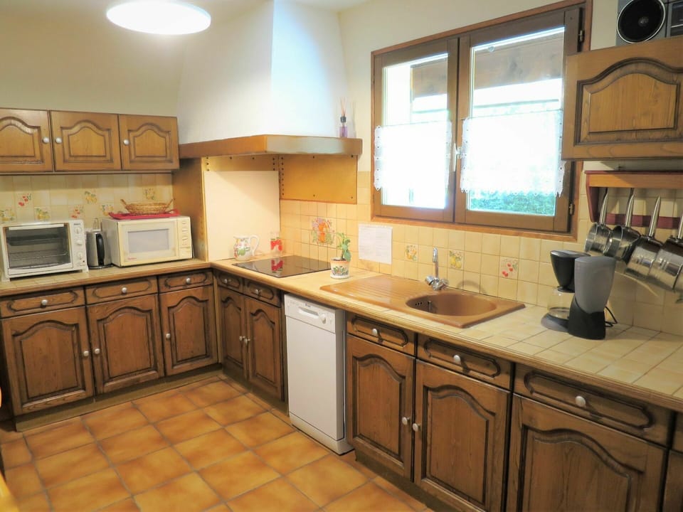 Countertop, Cabinetry, Room, Kitchen, Property, Furniture, Building, Sink, Floor, Kitchen Stove