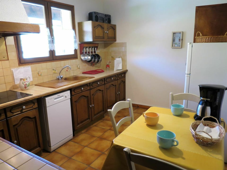 Cabinetry, Kitchen Sink, Sink, Furniture, Countertop, Property, Tap, Building, Table, Tableware