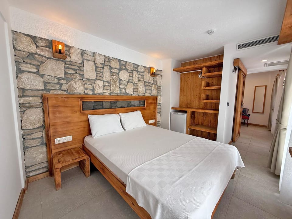 Standard Room, No View | Frette Italian sheets, premium bedding, minibar, WiFi (free)