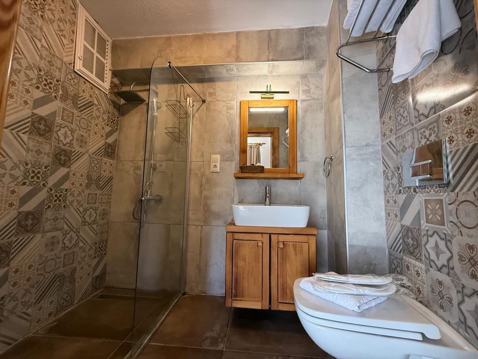 Deluxe Room, Sea View | Bathroom | Shower, rainfall showerhead, hair dryer, towels
