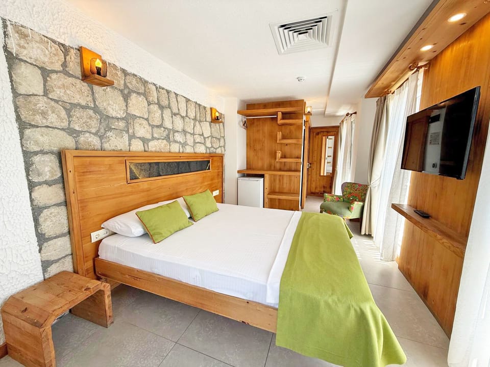 Deluxe Room, Sea View | Frette Italian sheets, premium bedding, minibar, WiFi (free)