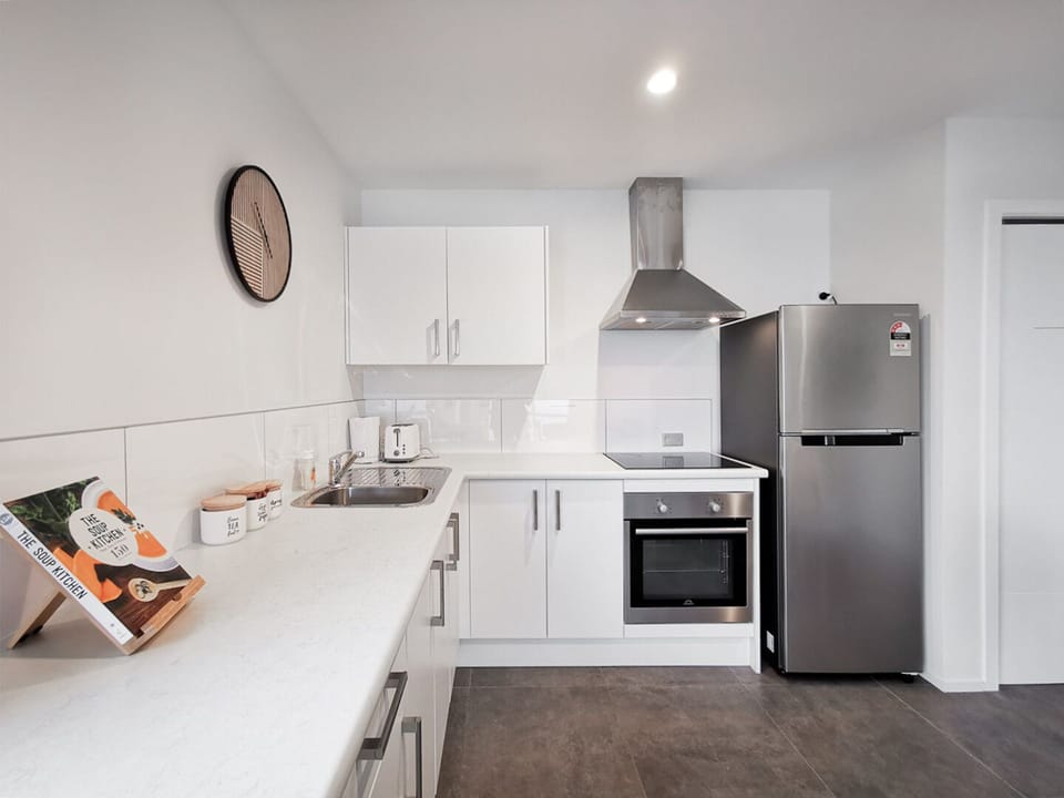 Deluxe Apartment, 1 Bedroom | Private kitchen | Full-size fridge, microwave, oven, stovetop