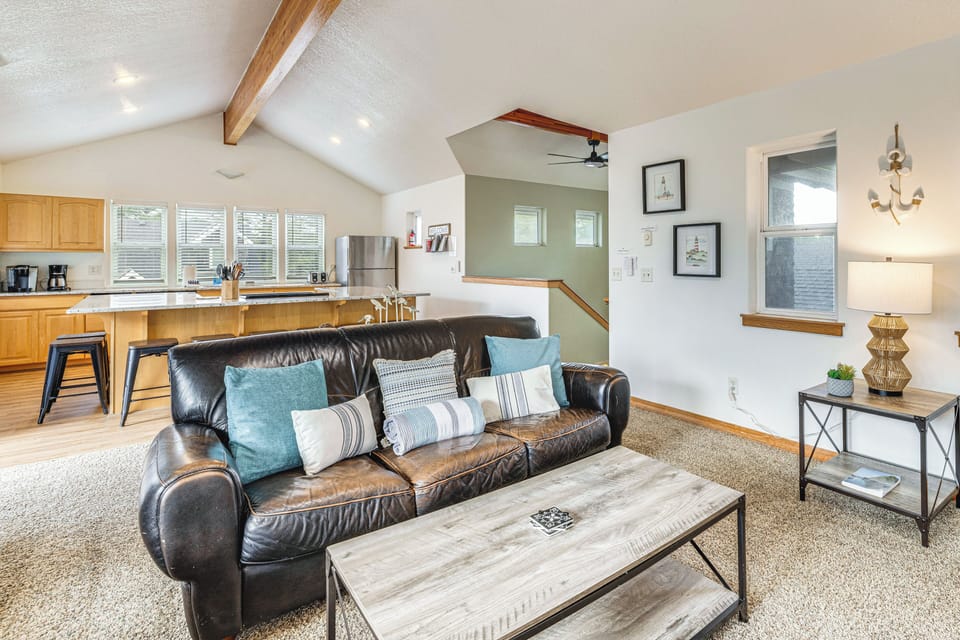 Living Room | Free WiFi | Smart TV | Electric Fireplace | Upper Level