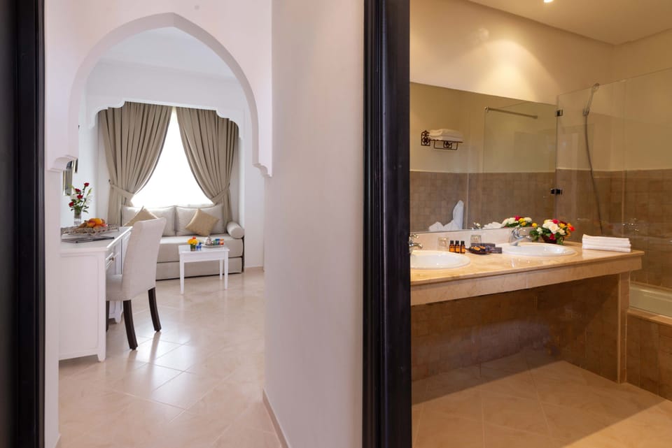 Bathtub, jetted tub, free toiletries, hair dryer
