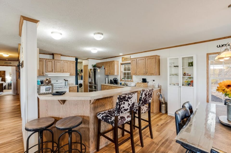 Hang out while cooking at our bar/sitting area. Mingle, mix and savor in style!