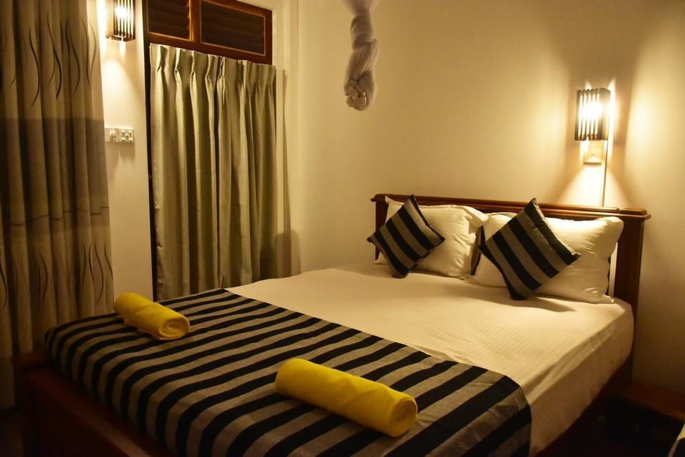 Deluxe Double Room | Desk, laptop workspace, iron/ironing board, WiFi (free)