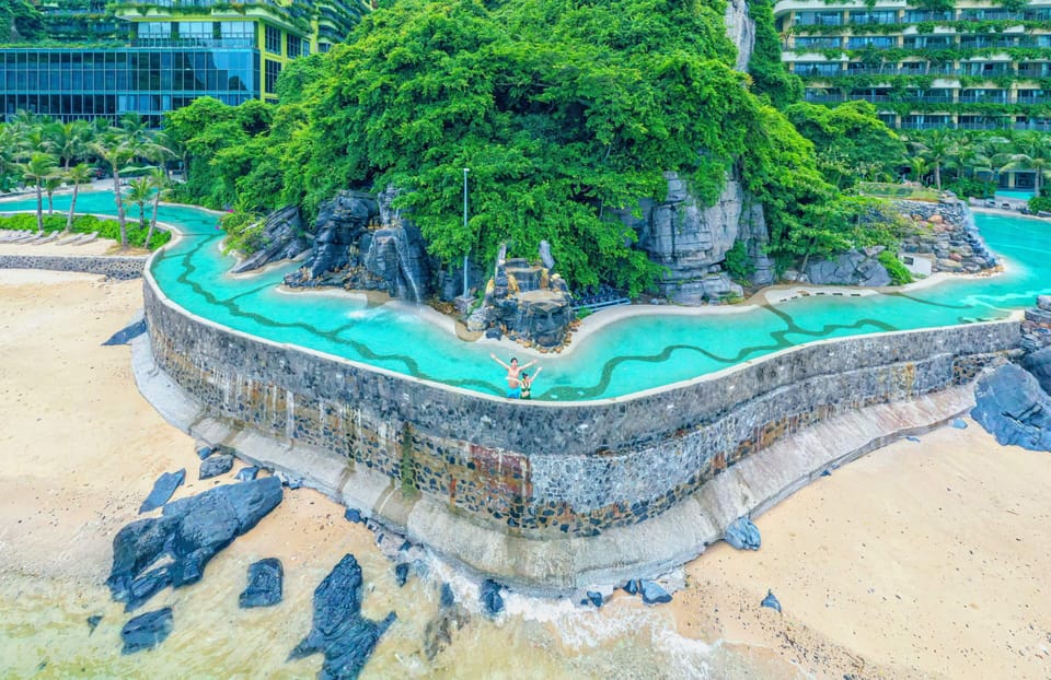 2 indoor pools, outdoor pool