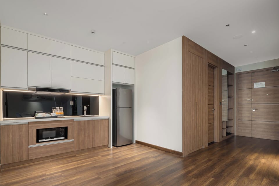 3-Bedroom Premier Residence Ocean | Living area | 40-inch LCD TV with cable channels, TV