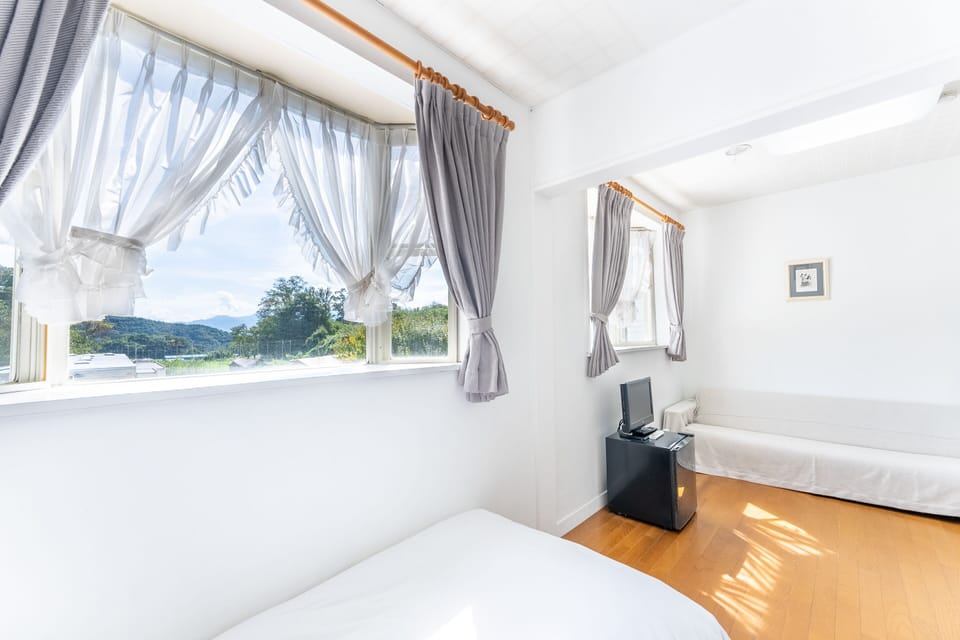 Deluxe Twin Room, Non Smoking | Free WiFi, bed sheets