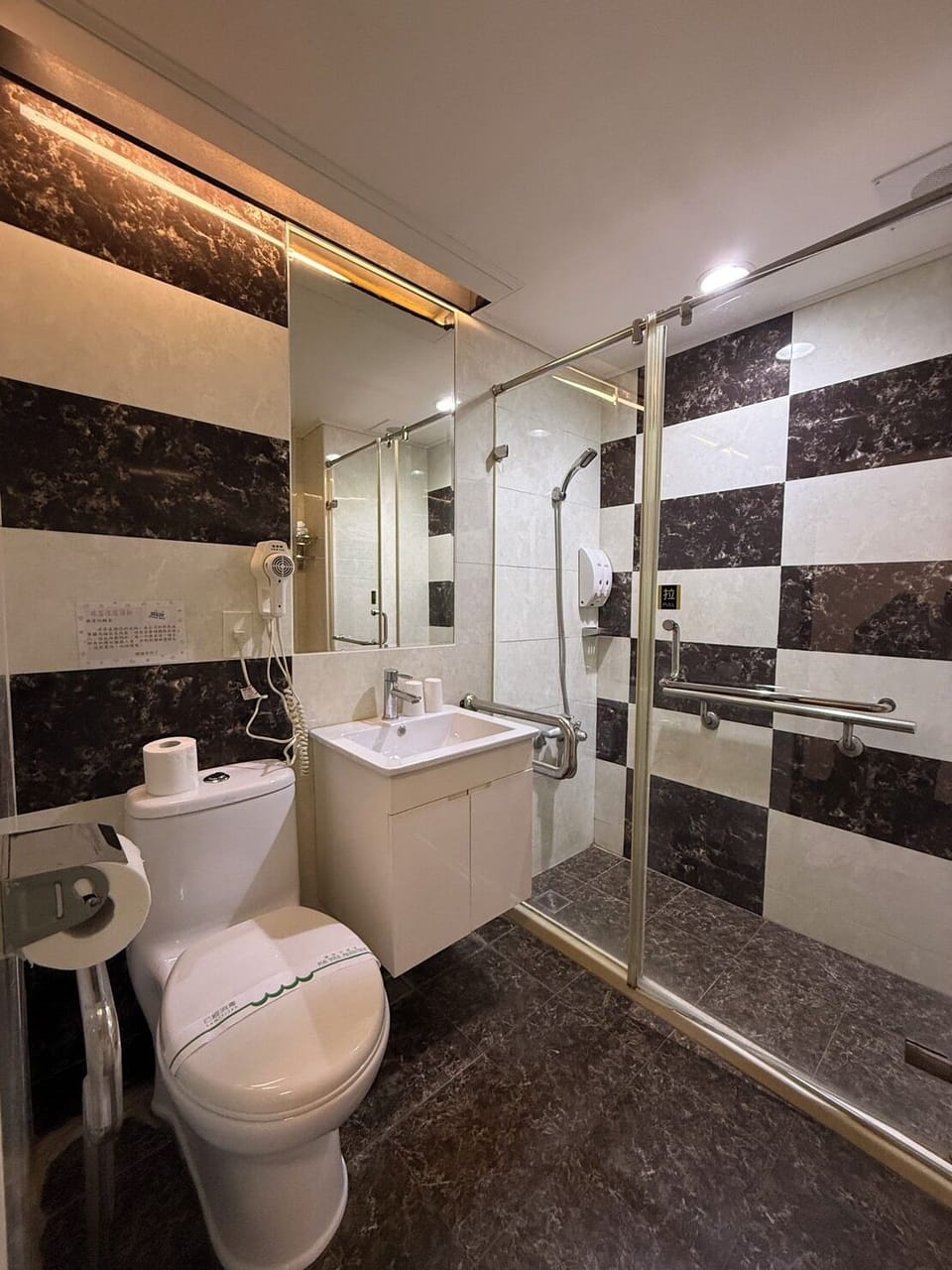 Double Room | Bathroom | Shower, free toiletries, hair dryer, slippers