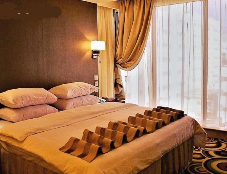 Premium bedding, minibar, in-room safe, soundproofing