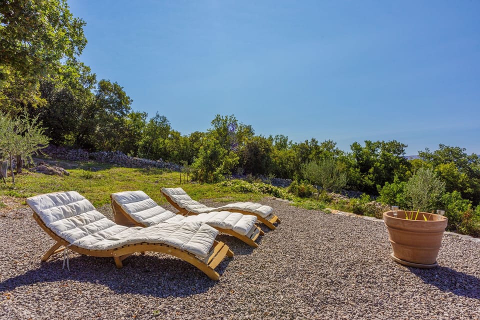 3 bedrooms, in-room safe, iron/ironing board, free WiFi