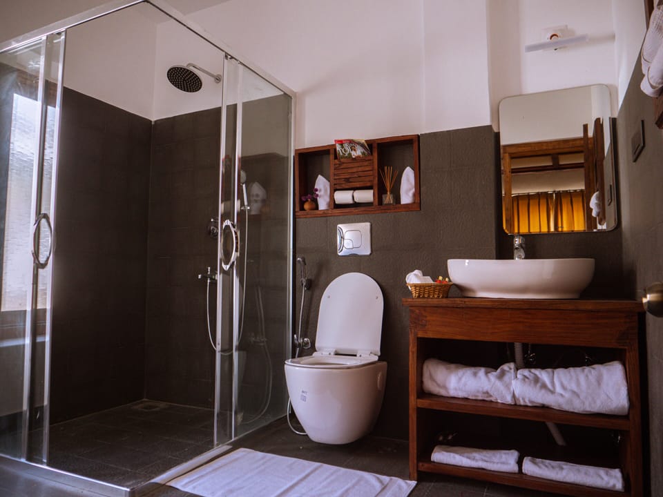 Shower, rainfall showerhead, free toiletries, bathrobes